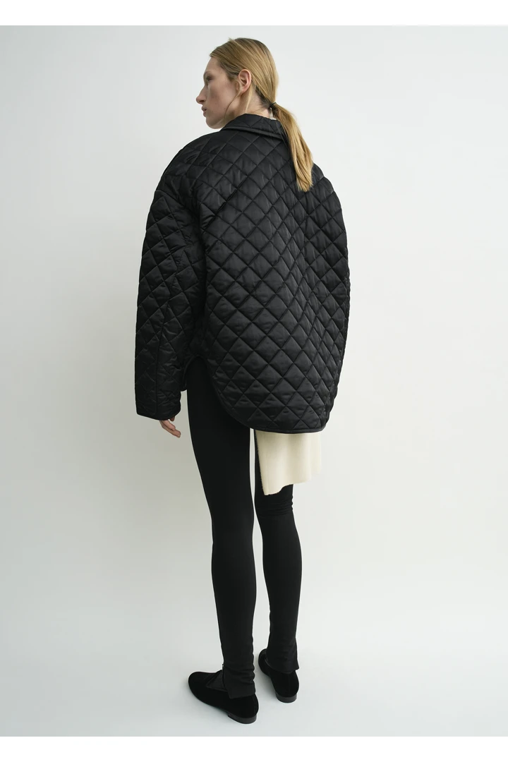 TOTEME 칼라드 퀼티드 재킷 블랙의 블랙컬러 2번쨰 이미지입니다.