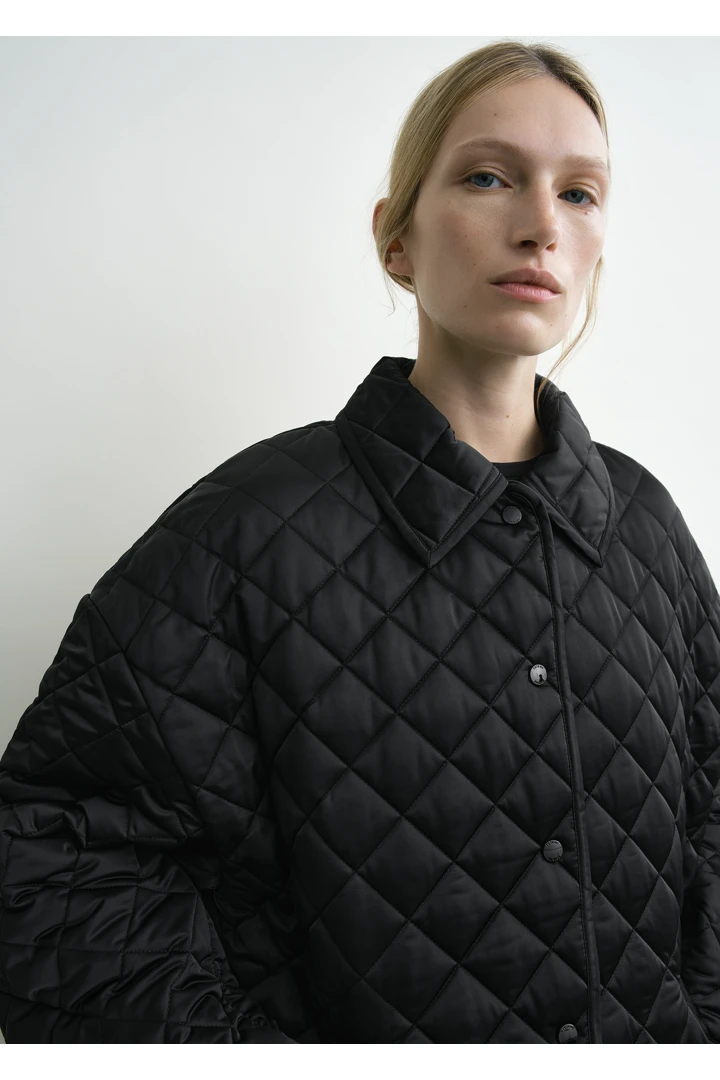 TOTEME 칼라드 퀼티드 재킷 블랙의 블랙컬러 3번쨰 이미지입니다.