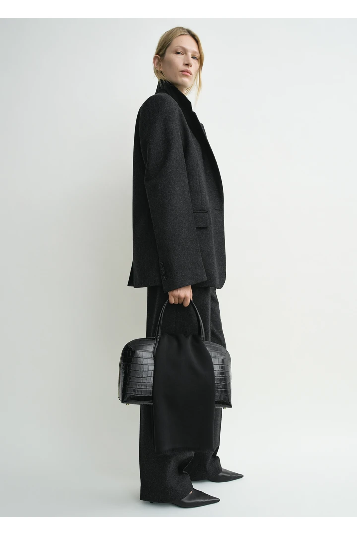 TOTEME 테일러드 블레이저 차콜의 차콜컬러 1번쨰 이미지입니다.