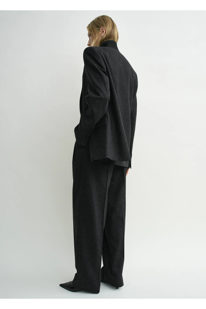 TOTEME 테일러드 블레이저 차콜의 차콜컬러 2번쨰 이미지입니다.