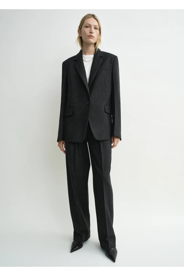 TOTEME 테일러드 블레이저 차콜의 차콜컬러 3번쨰 이미지입니다.