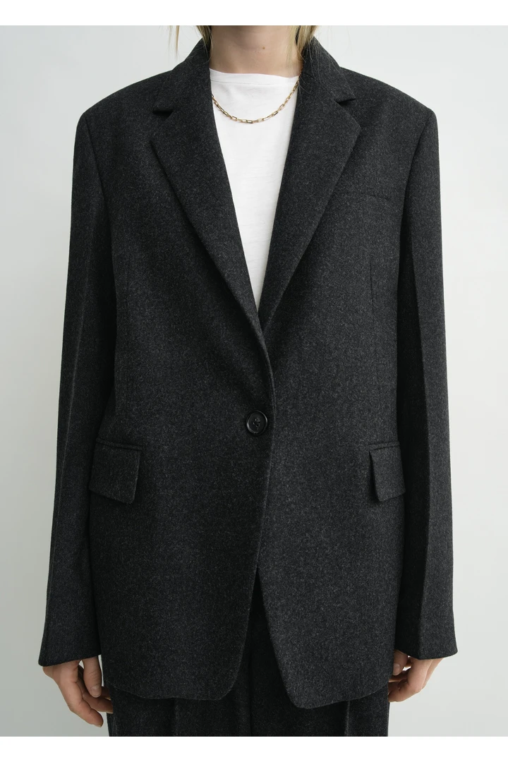 TOTEME 테일러드 블레이저 차콜의 차콜컬러 4번쨰 이미지입니다.