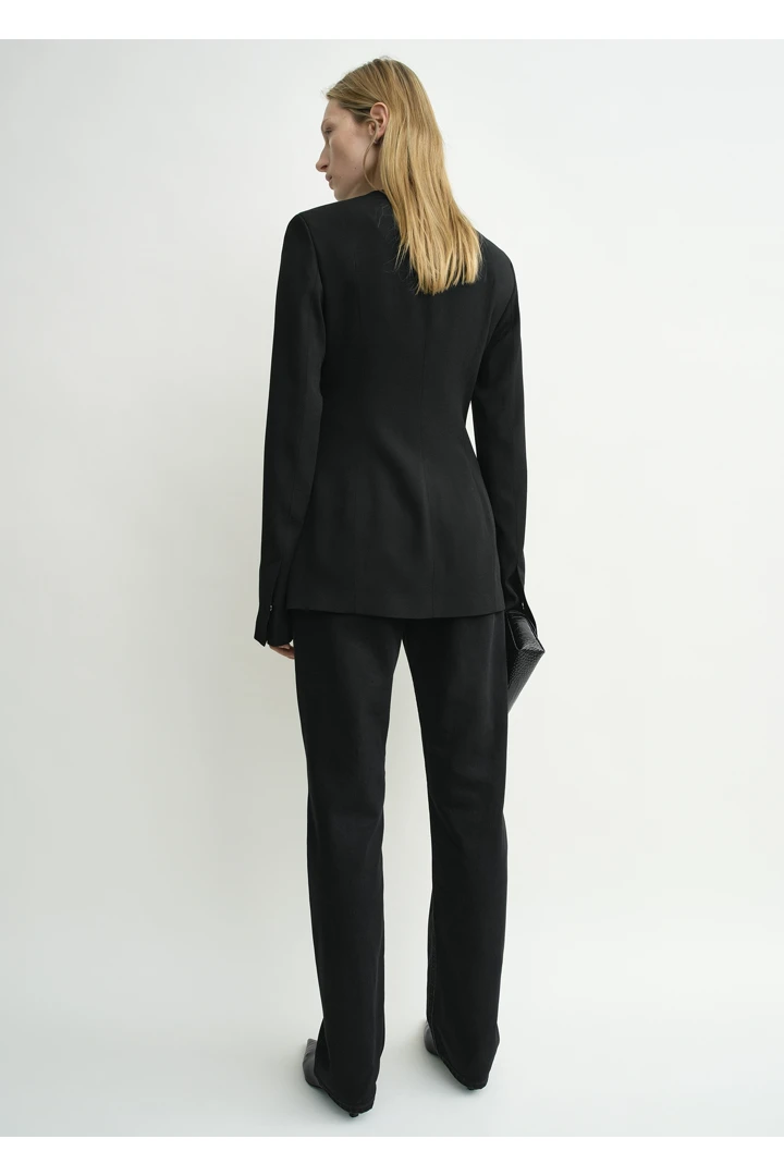 TOTEME 칼라리스 이브닝 재킷 블랙의 블랙컬러 2번쨰 이미지입니다.