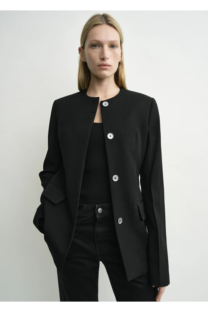 TOTEME 칼라리스 이브닝 재킷 블랙의 블랙컬러 3번쨰 이미지입니다.