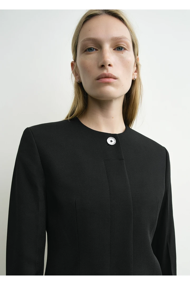 TOTEME 칼라리스 이브닝 재킷 블랙의 블랙컬러 4번쨰 이미지입니다.