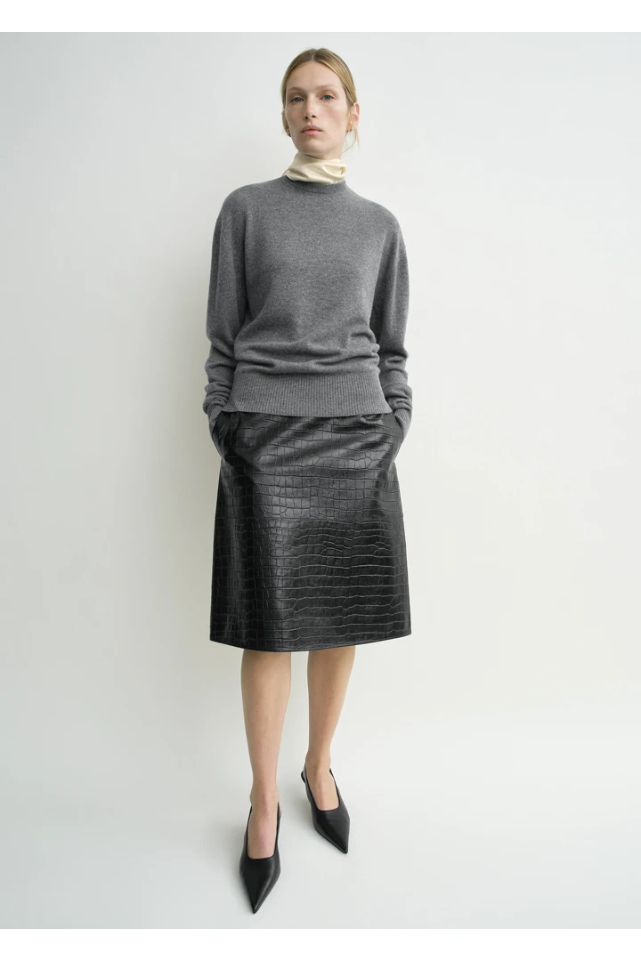 TOTEME 클래식 캐시미어 크루 니트 미드 그레이의 미드 그레이컬러 0번쨰 이미지입니다.