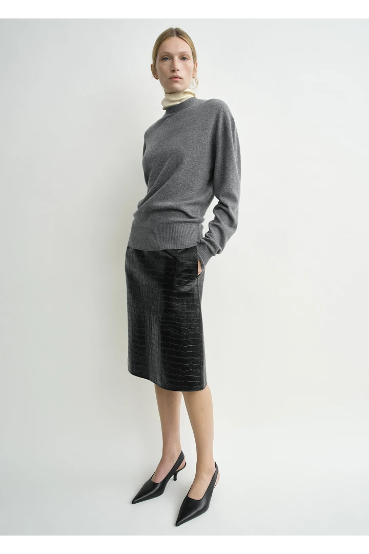 TOTEME 클래식 캐시미어 크루 니트 미드 그레이의 미드 그레이컬러 1번쨰 이미지입니다.