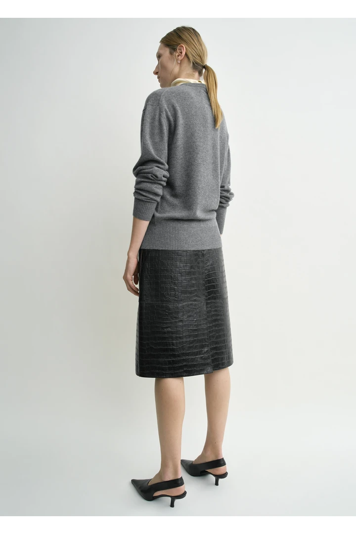 TOTEME 클래식 캐시미어 크루 니트 미드 그레이의 미드 그레이컬러 2번쨰 이미지입니다.