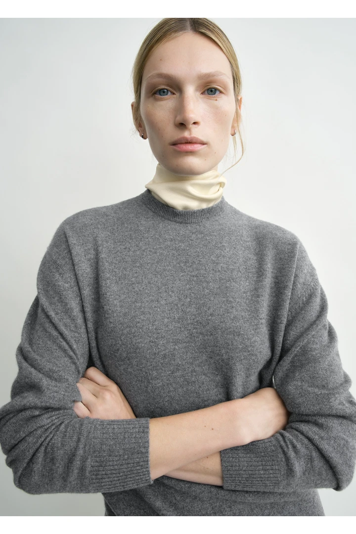 TOTEME 클래식 캐시미어 크루 니트 미드 그레이의 미드 그레이컬러 3번쨰 이미지입니다.