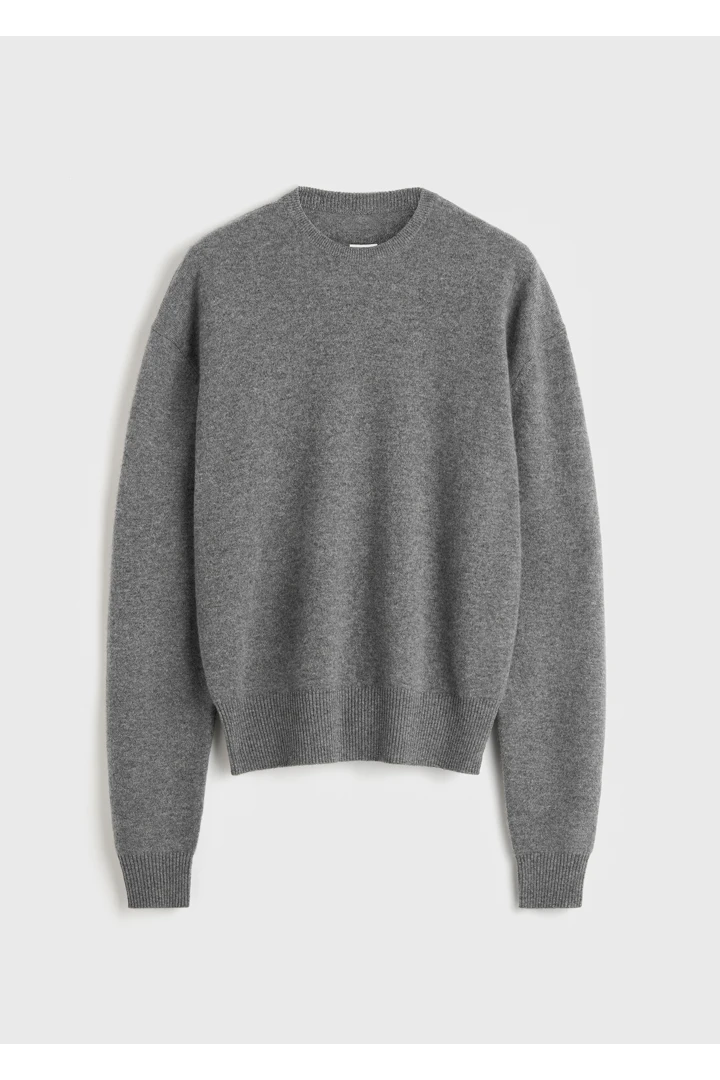 TOTEME 클래식 캐시미어 크루 니트 미드 그레이의 미드 그레이컬러 4번쨰 이미지입니다.