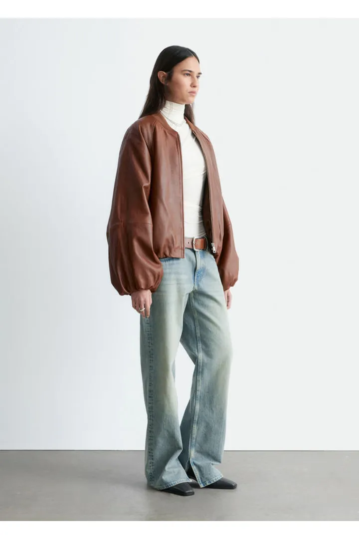 앤아더스토리즈 스트레이트 레그 진의 라이트 워시드 블루컬러 ECOMLook입니다.