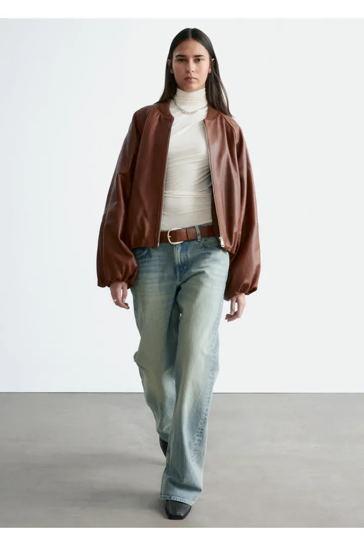 앤아더스토리즈 스트레이트 레그 진의 라이트 워시드 블루컬러 ECOMLook입니다.