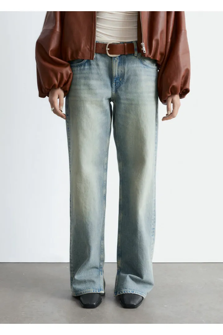 앤아더스토리즈 스트레이트 레그 진의 라이트 워시드 블루컬러 ECOMLook입니다.