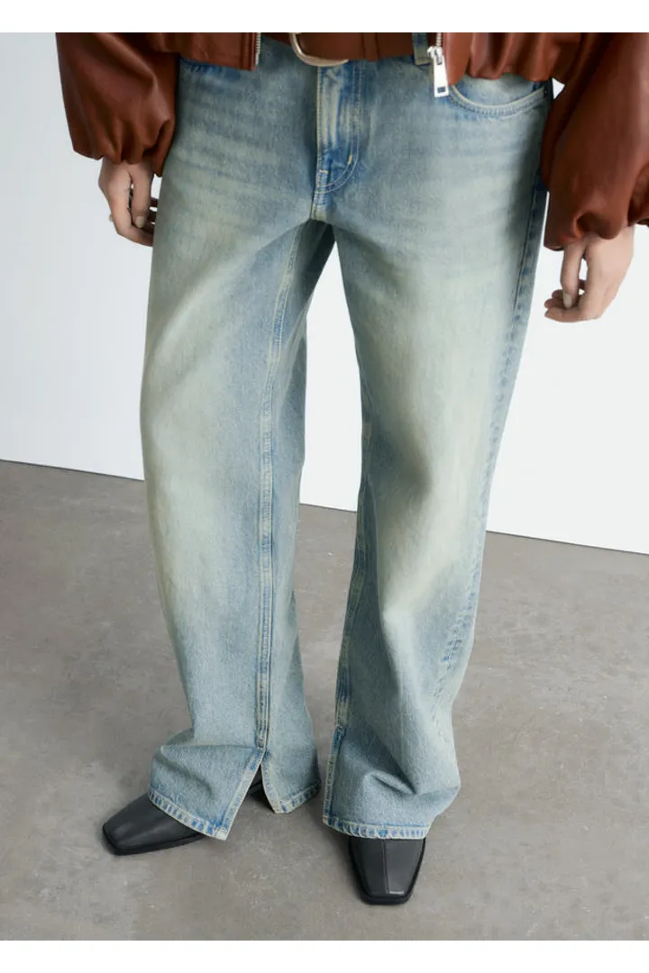 앤아더스토리즈 스트레이트 레그 진의 라이트 워시드 블루컬러 ECOMLook입니다.