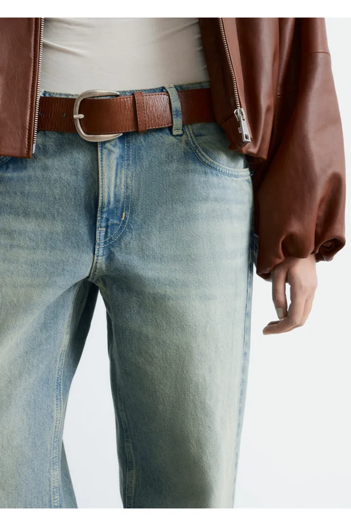 앤아더스토리즈 스트레이트 레그 진의 라이트 워시드 블루컬러 ECOMLook입니다.