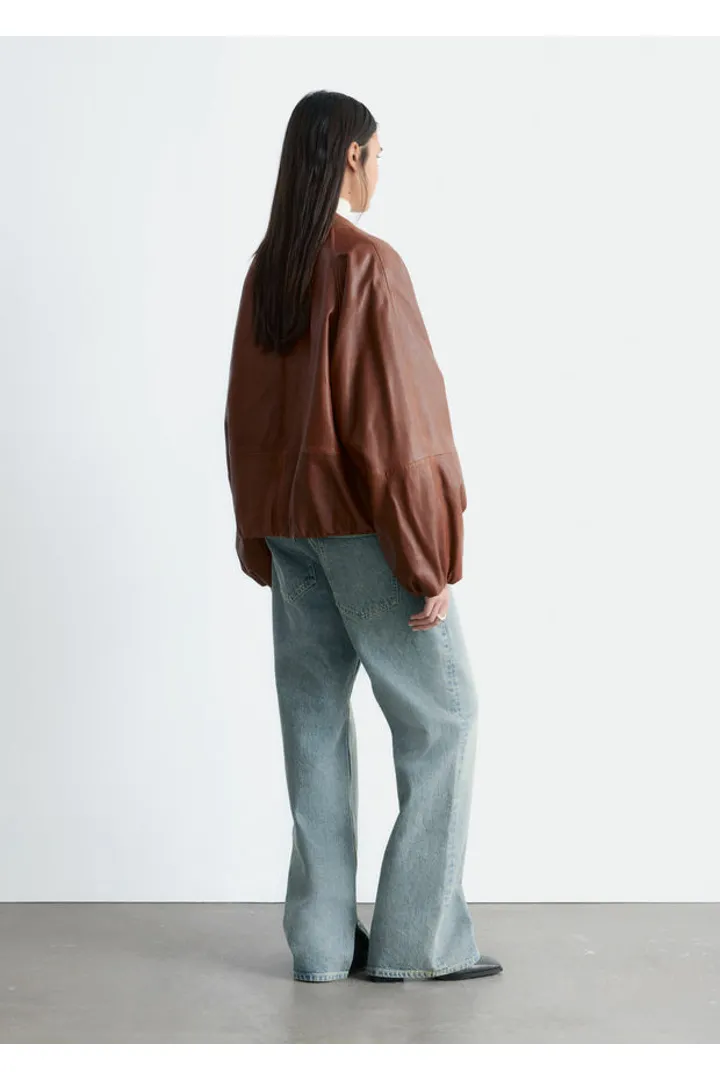 앤아더스토리즈 스트레이트 레그 진의 라이트 워시드 블루컬러 ECOMLook입니다.