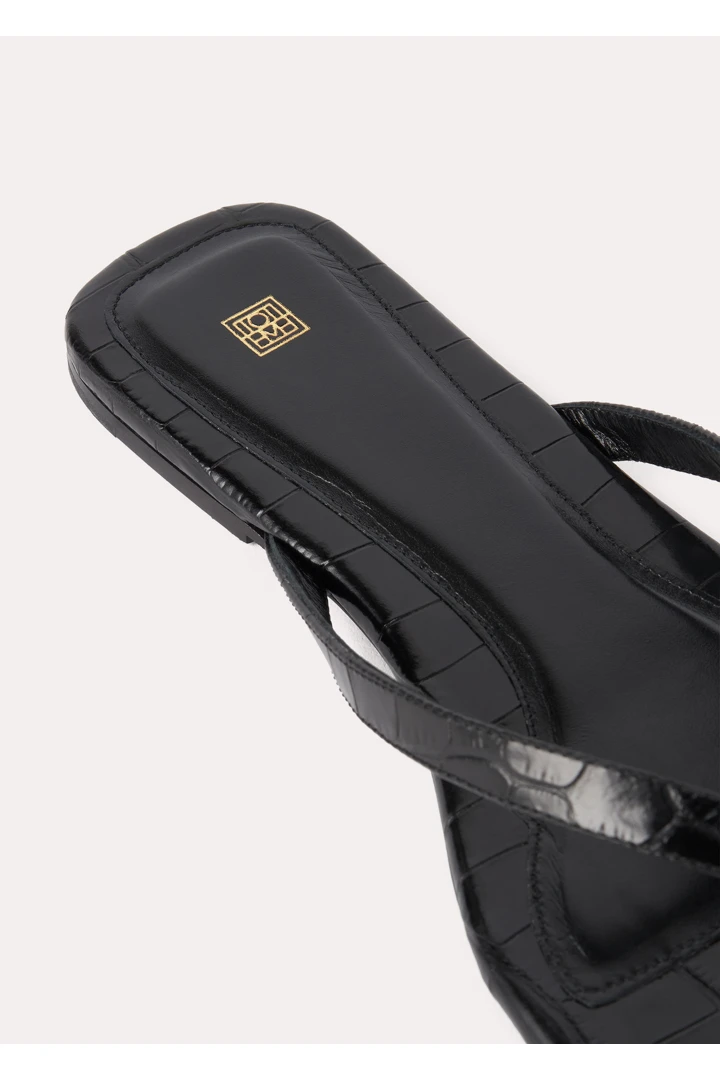 TOTEME 더 플립 플랍 플랫 블랙 크로코의 블랙 크로코컬러 4번쨰 이미지입니다.