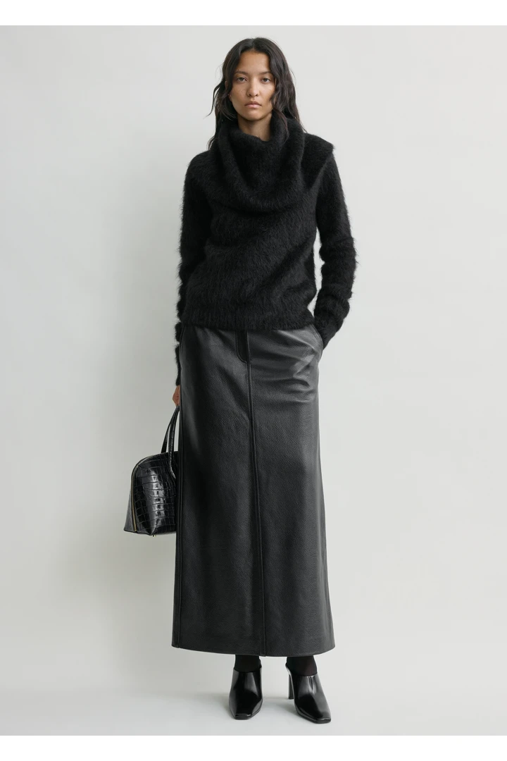 TOTEME 퍼널 알파카 블렌드 니트 블랙의 블랙컬러 1번쨰 이미지입니다.