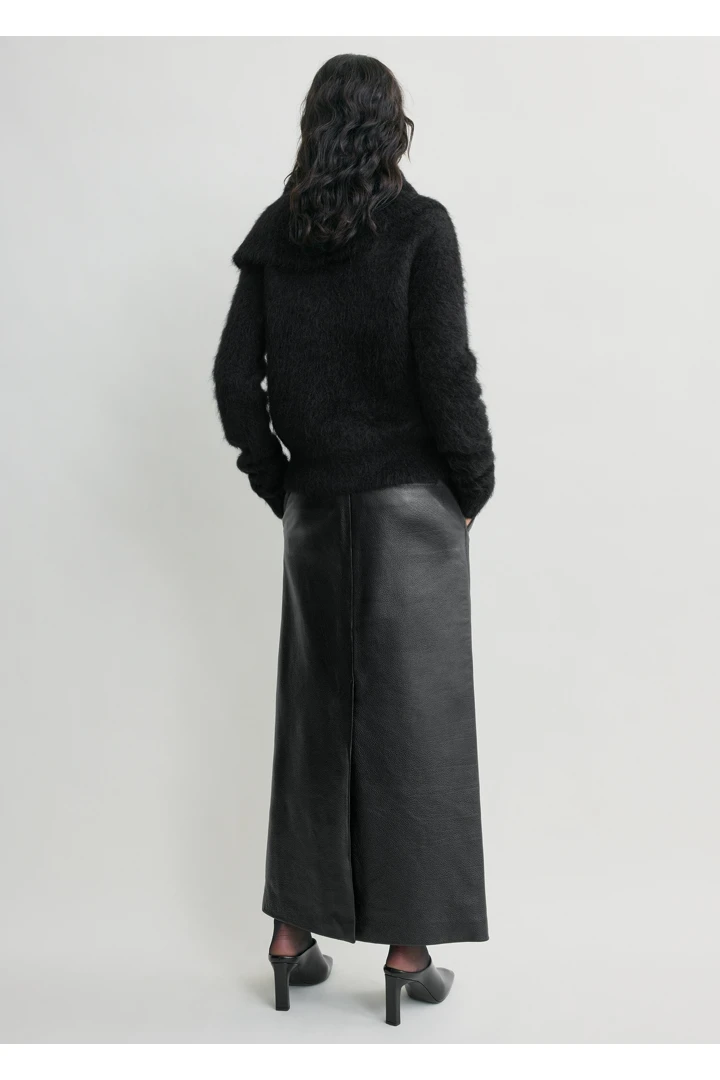 TOTEME 퍼널 알파카 블렌드 니트 블랙의 블랙컬러 2번쨰 이미지입니다.