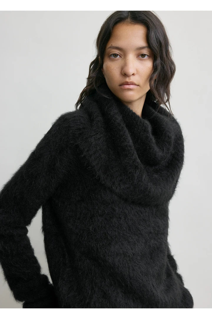 TOTEME 퍼널 알파카 블렌드 니트 블랙의 블랙컬러 3번쨰 이미지입니다.