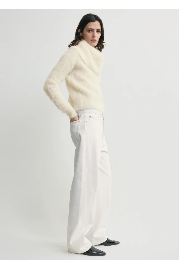 TOTEME 퍼널 알파카 블렌드 니트 밀크의 밀크컬러 1번쨰 이미지입니다.