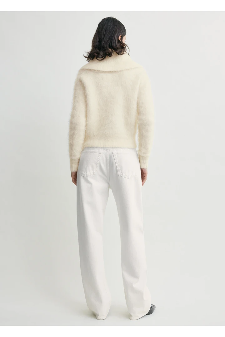 TOTEME 퍼널 알파카 블렌드 니트 밀크의 밀크컬러 2번쨰 이미지입니다.