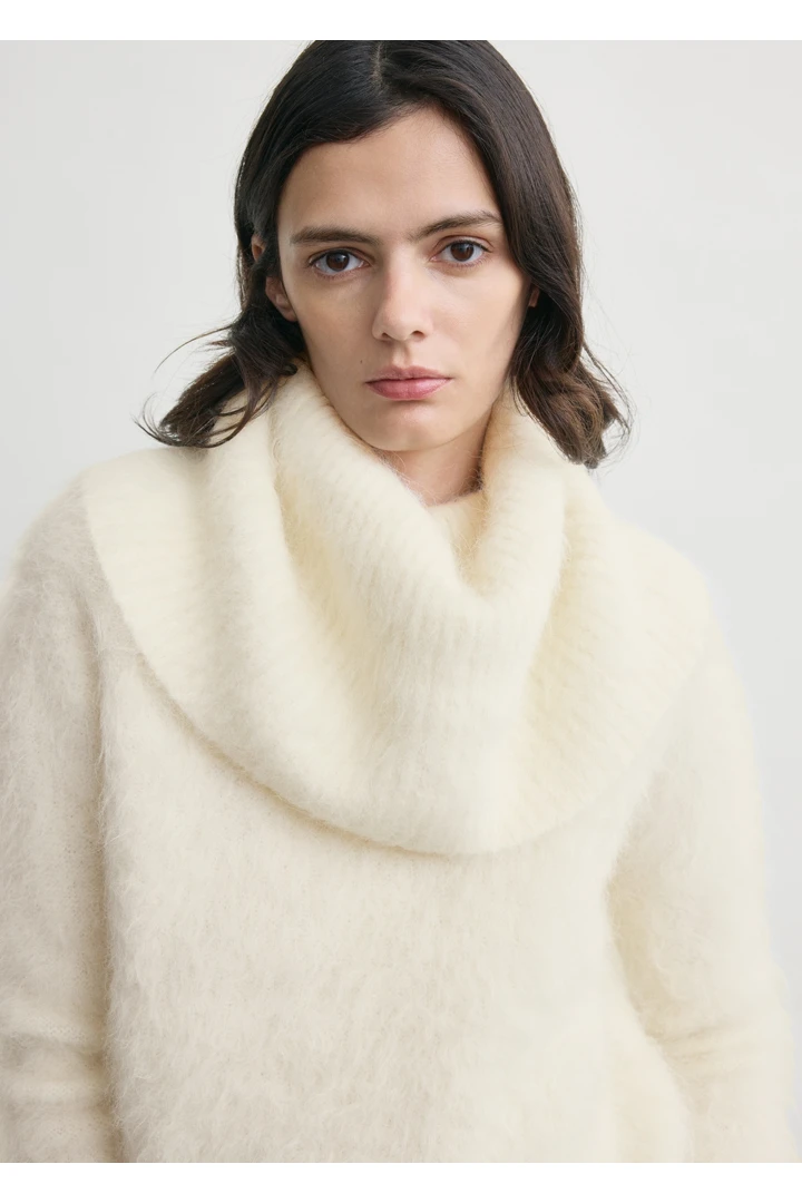 TOTEME 퍼널 알파카 블렌드 니트 밀크의 밀크컬러 3번쨰 이미지입니다.