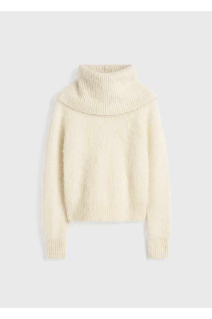 TOTEME 퍼널 알파카 블렌드 니트 밀크의 밀크컬러 4번쨰 이미지입니다.