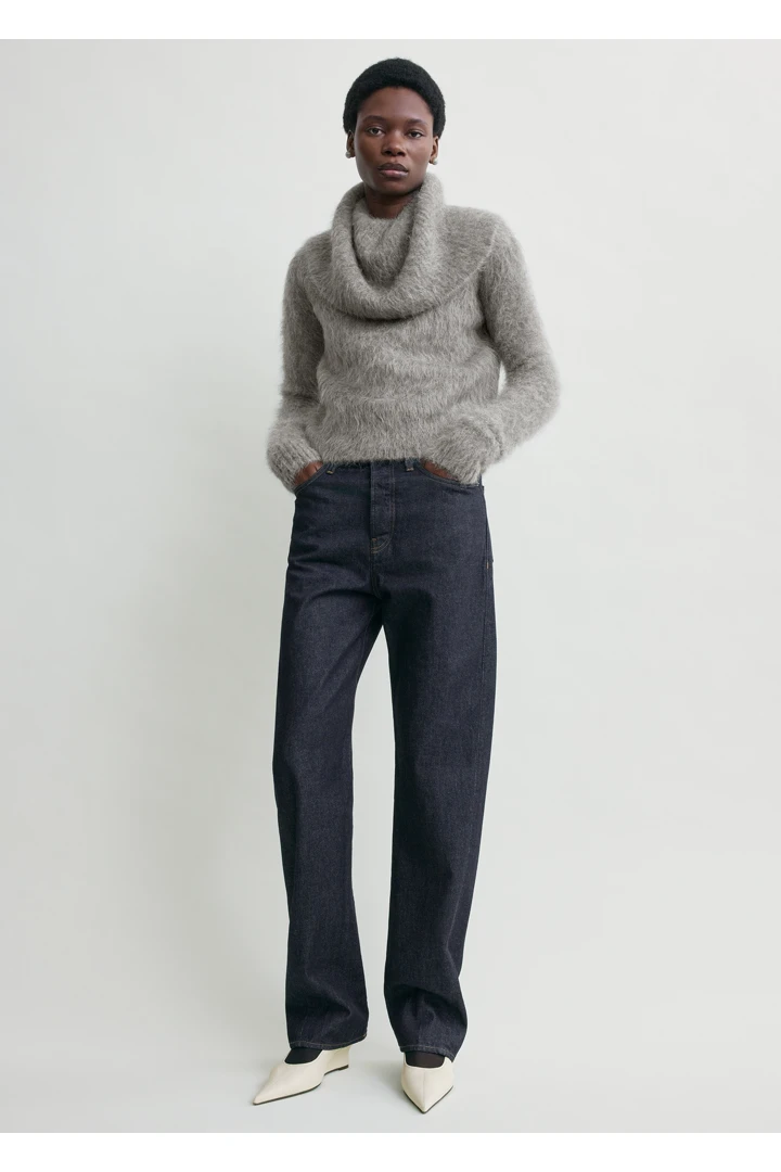 TOTEME 퍼널 알파카 블렌드 니트 그레이의 그레이컬러 1번쨰 이미지입니다.