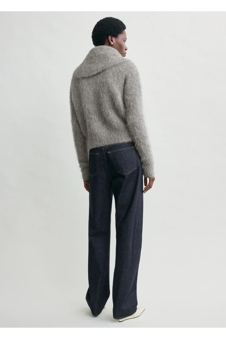 TOTEME 퍼널 알파카 블렌드 니트 그레이의 그레이컬러 2번쨰 이미지입니다.