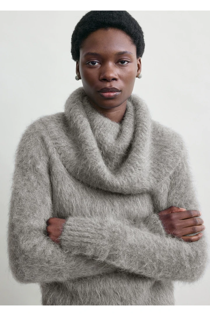 TOTEME 퍼널 알파카 블렌드 니트 그레이의 그레이컬러 3번쨰 이미지입니다.