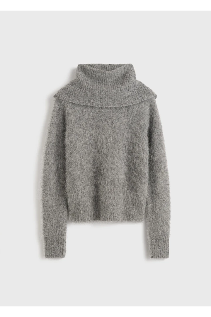 TOTEME 퍼널 알파카 블렌드 니트 그레이의 그레이컬러 4번쨰 이미지입니다.