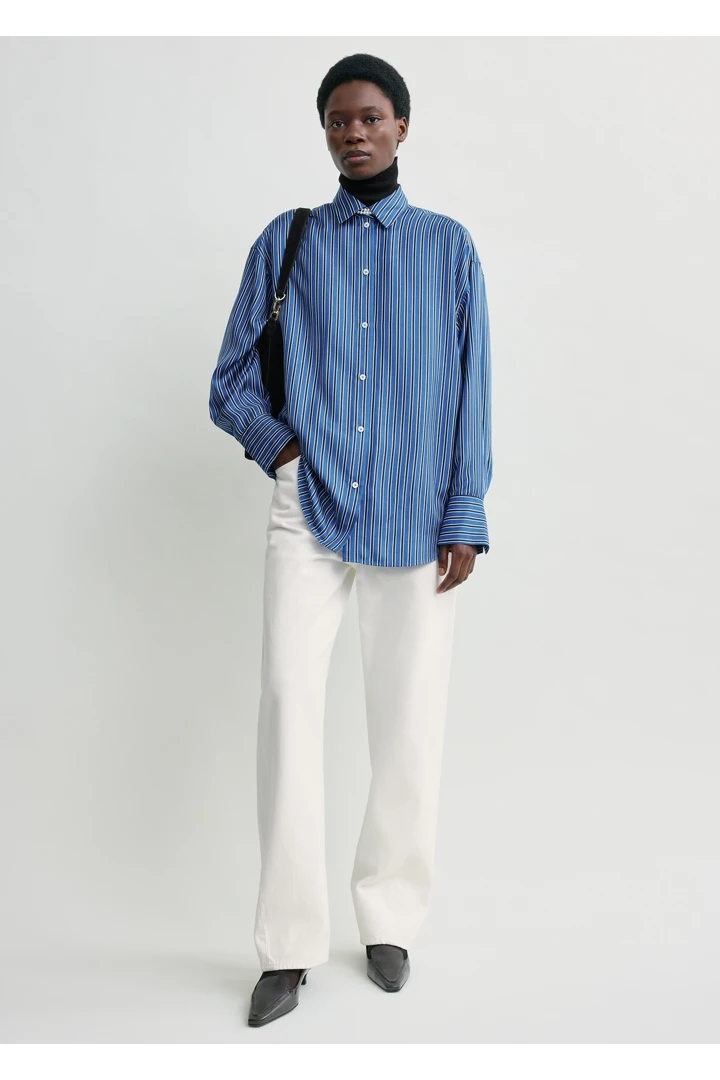 TOTEME 오버사이즈 스트라이프 셔츠 블루/네이비의 블루/네이비컬러 1번쨰 이미지입니다.