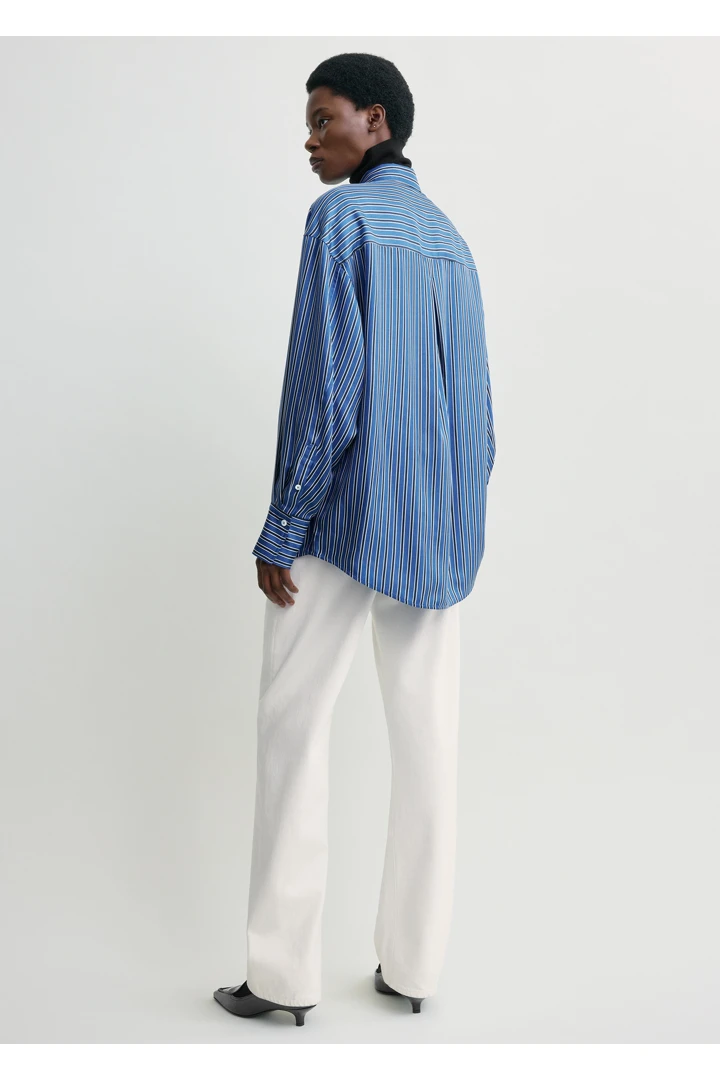 TOTEME 오버사이즈 스트라이프 셔츠 블루/네이비의 블루/네이비컬러 2번쨰 이미지입니다.