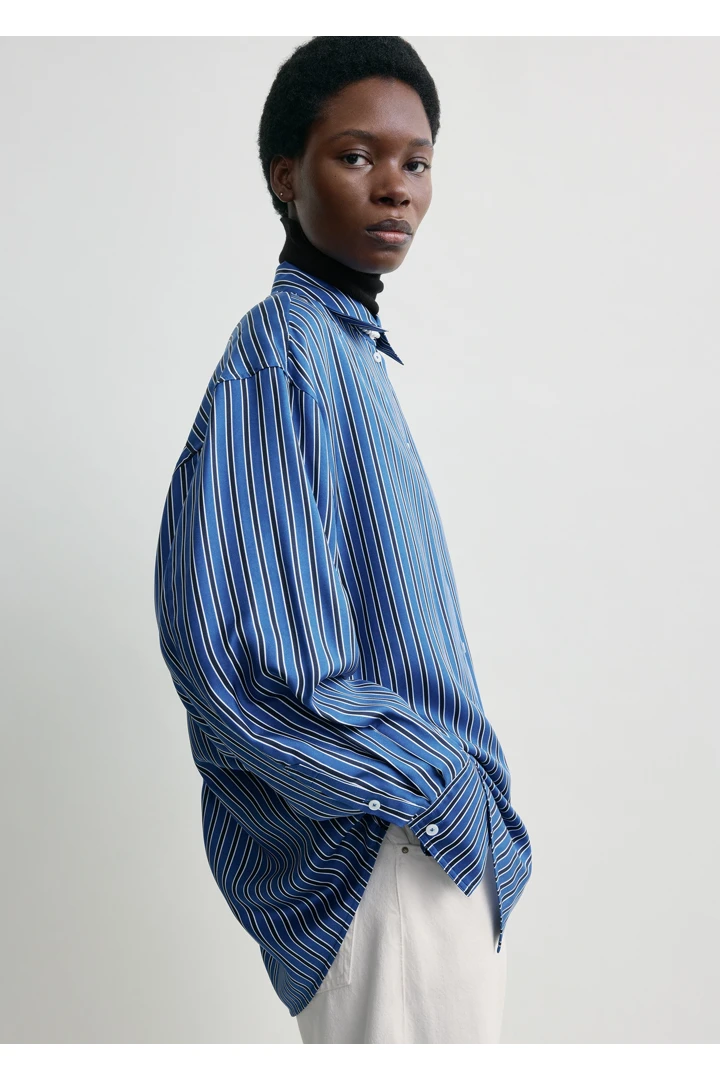 TOTEME 오버사이즈 스트라이프 셔츠 블루/네이비의 블루/네이비컬러 3번쨰 이미지입니다.