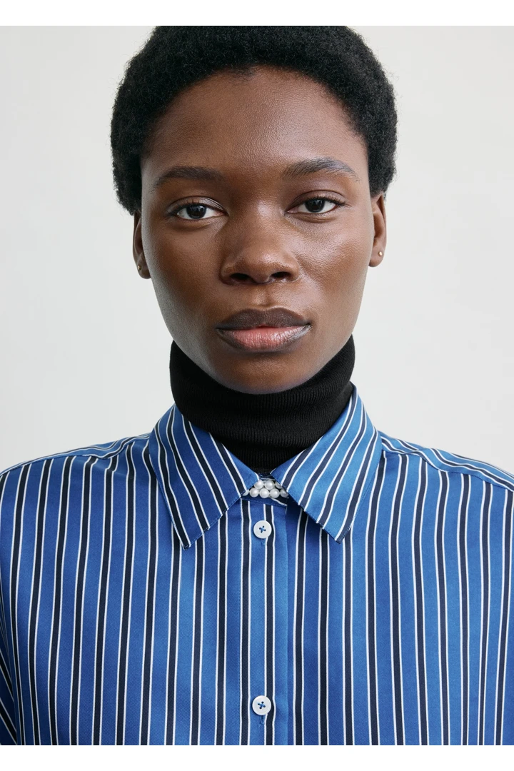 TOTEME 오버사이즈 스트라이프 셔츠 블루/네이비의 블루/네이비컬러 4번쨰 이미지입니다.