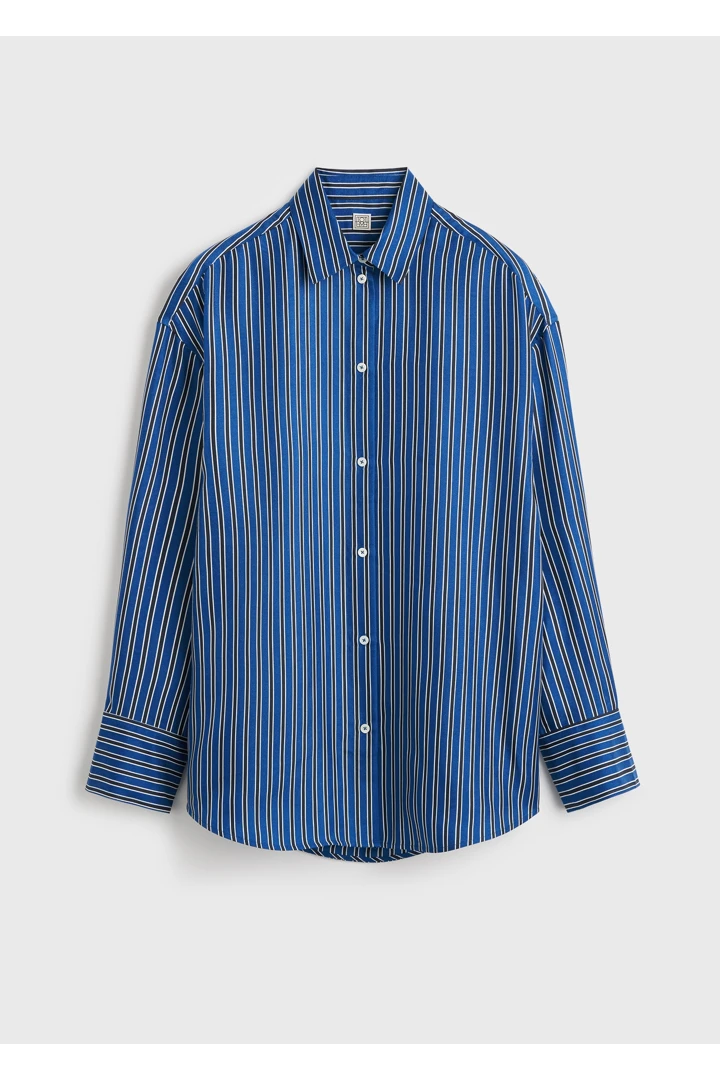 TOTEME 오버사이즈 스트라이프 셔츠 블루/네이비의 블루/네이비컬러 5번쨰 이미지입니다.