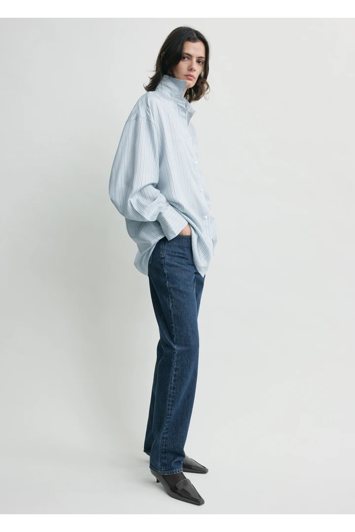 TOTEME 오버사이즈 스트라이프 셔츠 아이스/화이트의 아이스/화이트컬러 1번쨰 이미지입니다.