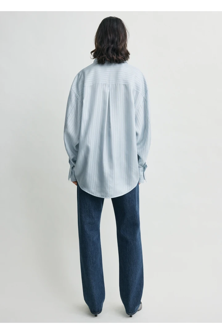 TOTEME 오버사이즈 스트라이프 셔츠 아이스/화이트의 아이스/화이트컬러 2번쨰 이미지입니다.