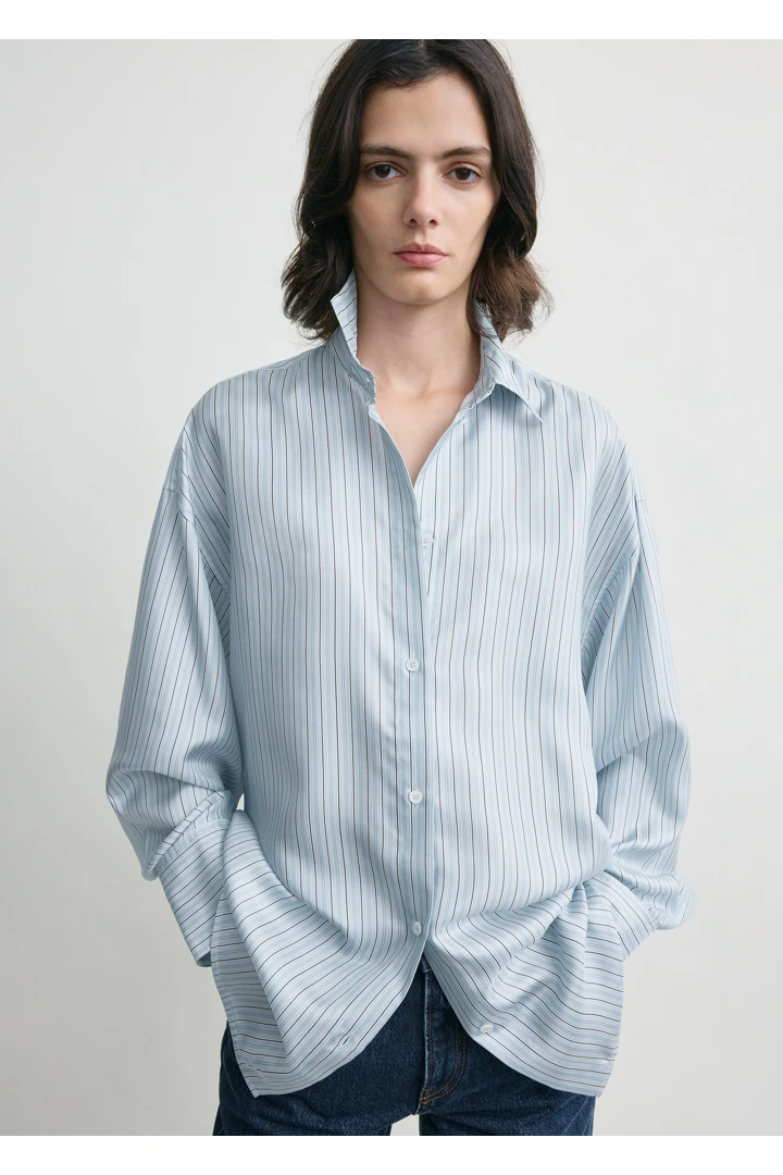 TOTEME 오버사이즈 스트라이프 셔츠 아이스/화이트의 아이스/화이트컬러 3번쨰 이미지입니다.