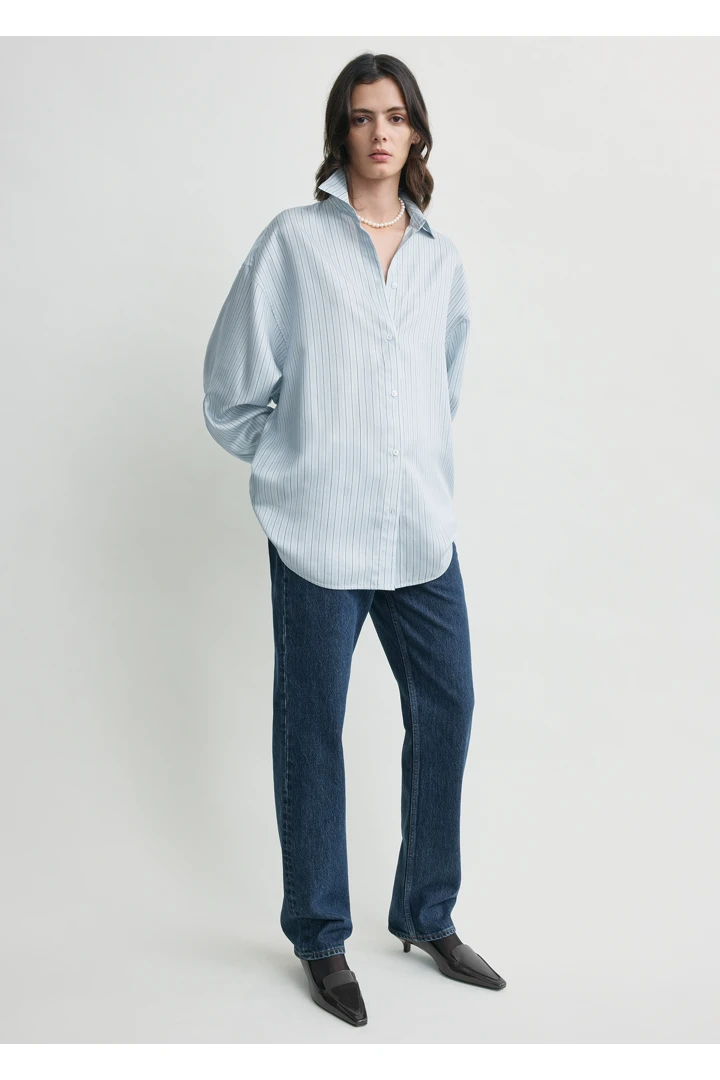 TOTEME 오버사이즈 스트라이프 셔츠 아이스/화이트의 아이스/화이트컬러 4번쨰 이미지입니다.