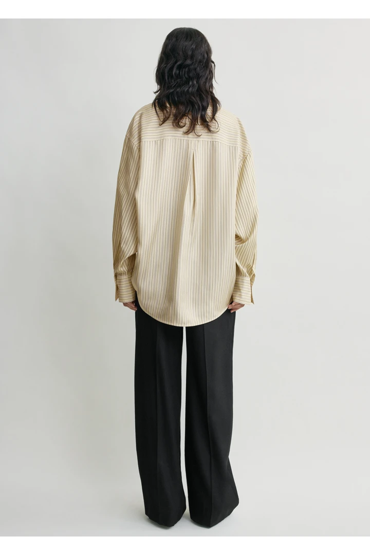 TOTEME 오버사이즈 스트라이프 셔츠 베이지/브라운의 베이지/브라운컬러 2번쨰 이미지입니다.