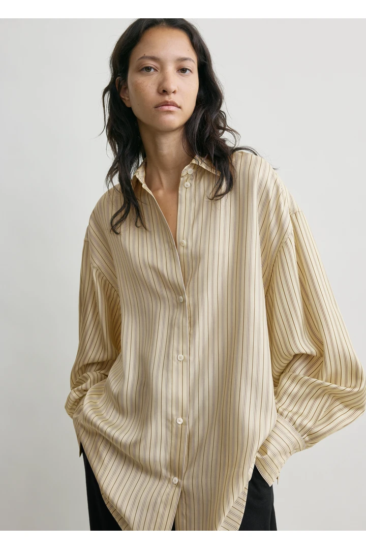 TOTEME 오버사이즈 스트라이프 셔츠 베이지/브라운의 베이지/브라운컬러 3번쨰 이미지입니다.