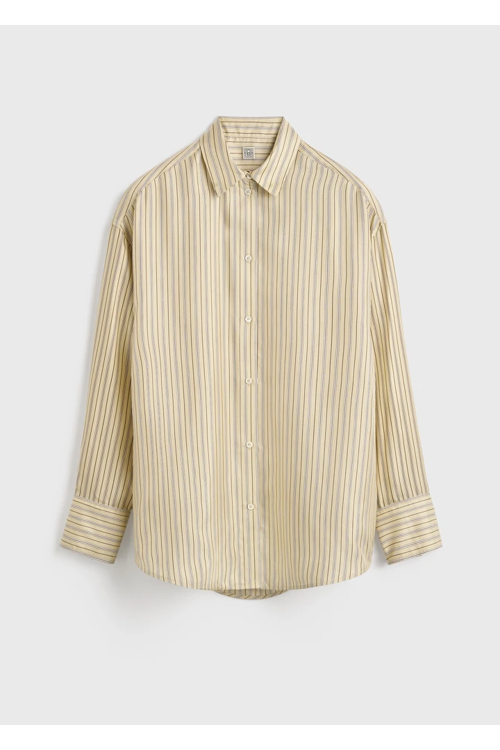 TOTEME 오버사이즈 스트라이프 셔츠 베이지/브라운의 베이지/브라운컬러 4번쨰 이미지입니다.