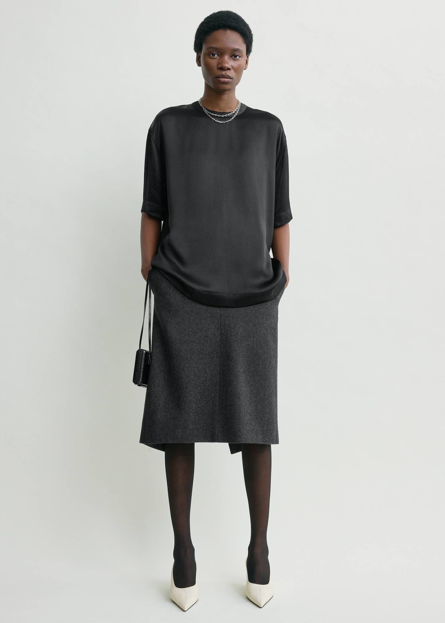 TOTEME 새틴 티셔츠 블랙의 블랙컬러 0번쨰 이미지입니다.