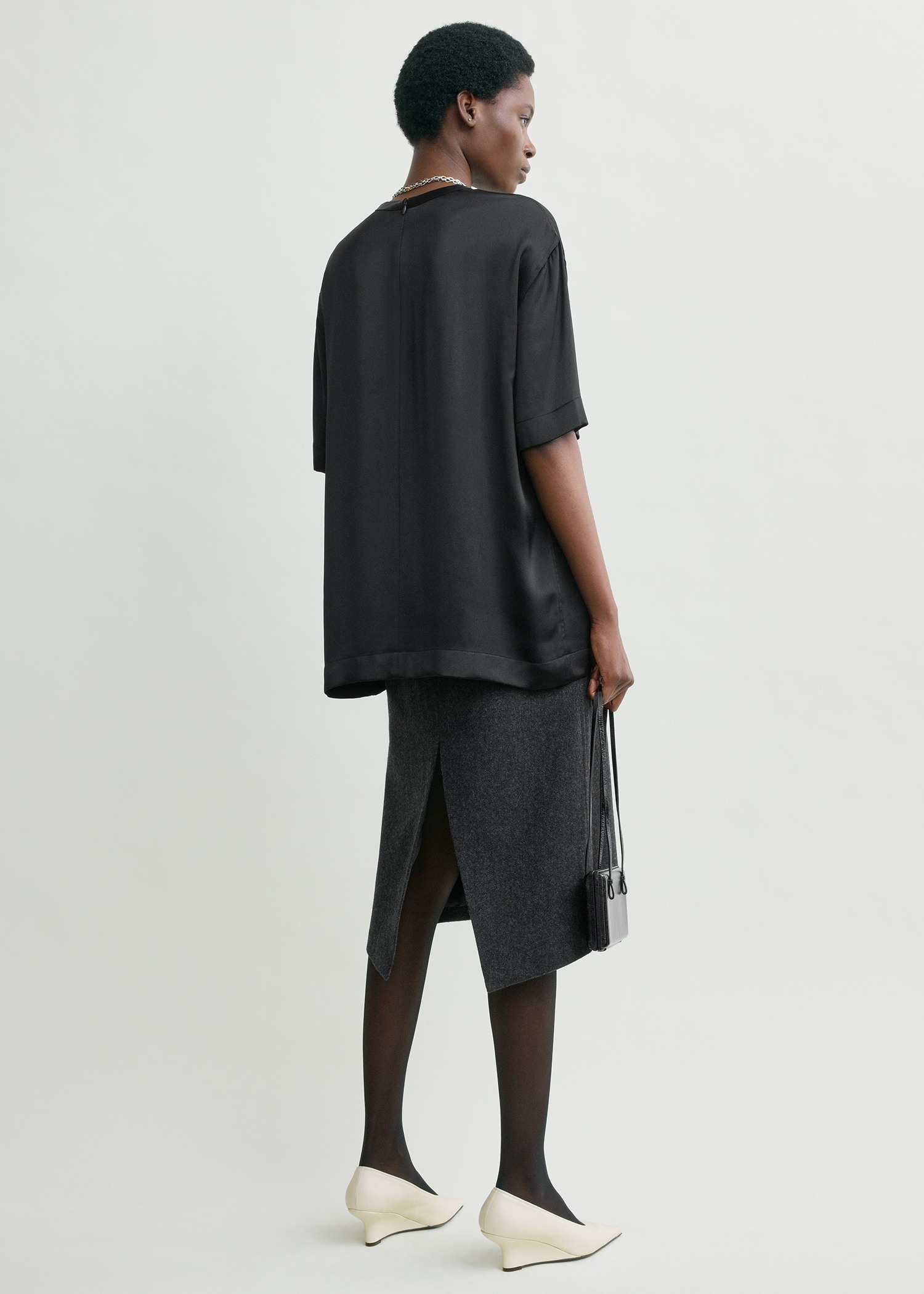 TOTEME 새틴 티셔츠 블랙의 블랙컬러 2번쨰 이미지입니다.