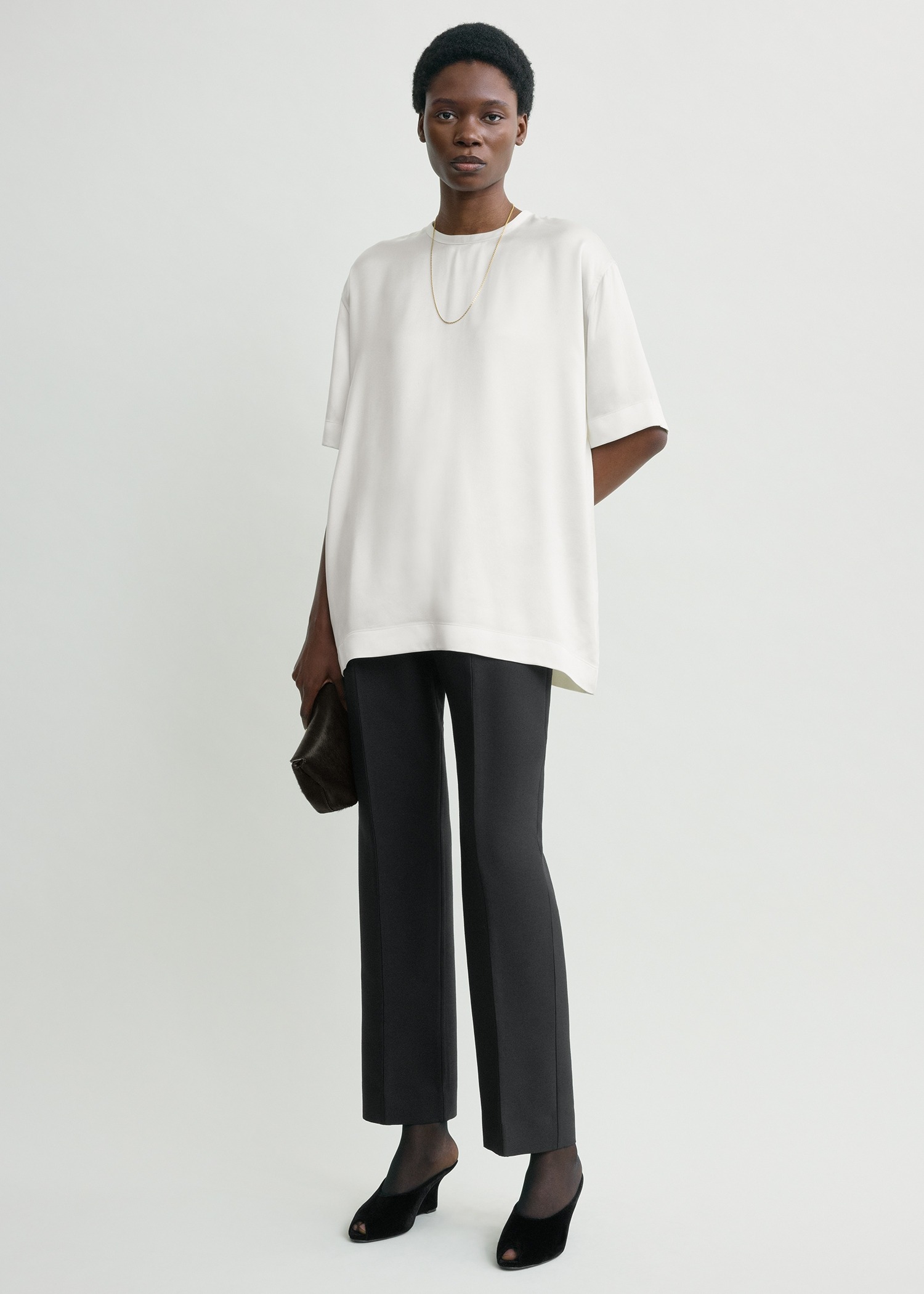 TOTEME 새틴 티셔츠 화이트의 화이트컬러 0번쨰 이미지입니다.