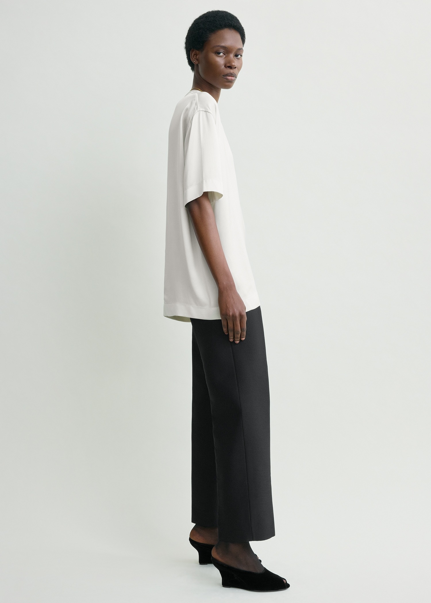 TOTEME 새틴 티셔츠 화이트의 화이트컬러 1번쨰 이미지입니다.