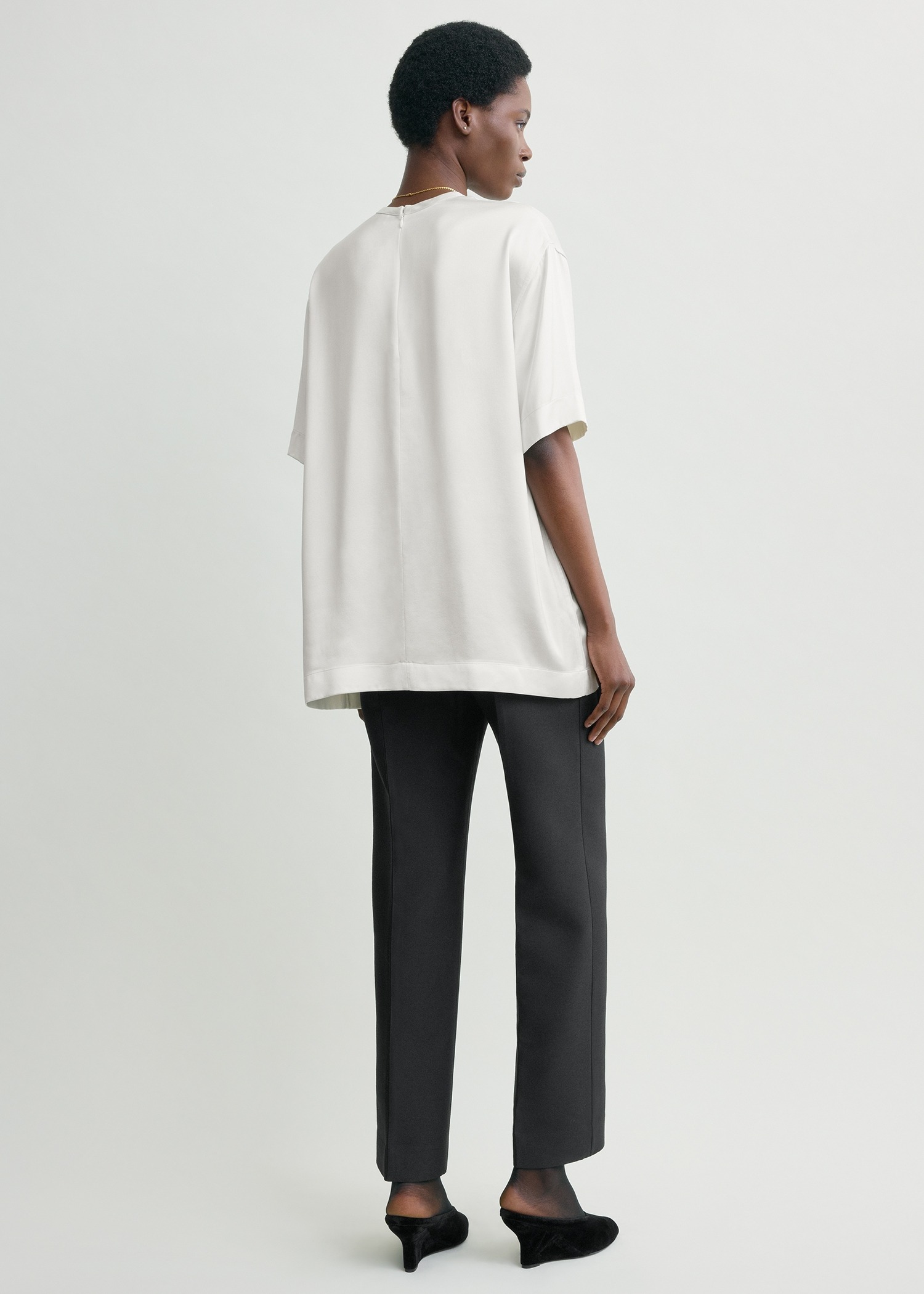 TOTEME 새틴 티셔츠 화이트의 화이트컬러 2번쨰 이미지입니다.