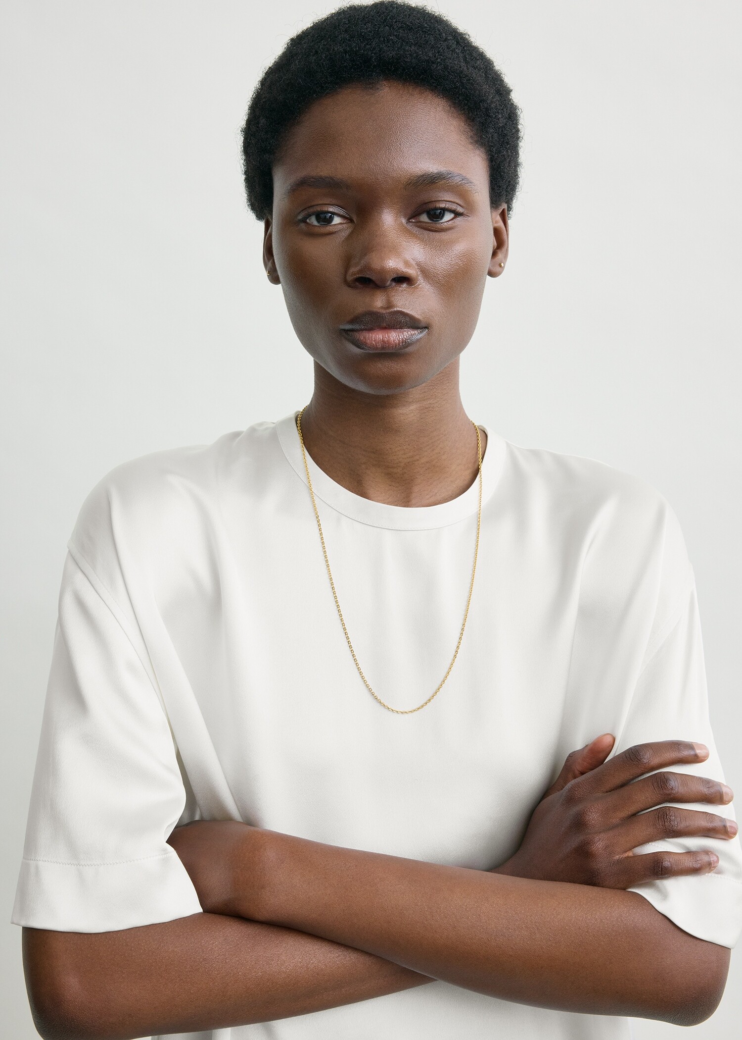 TOTEME 새틴 티셔츠 화이트의 화이트컬러 3번쨰 이미지입니다.